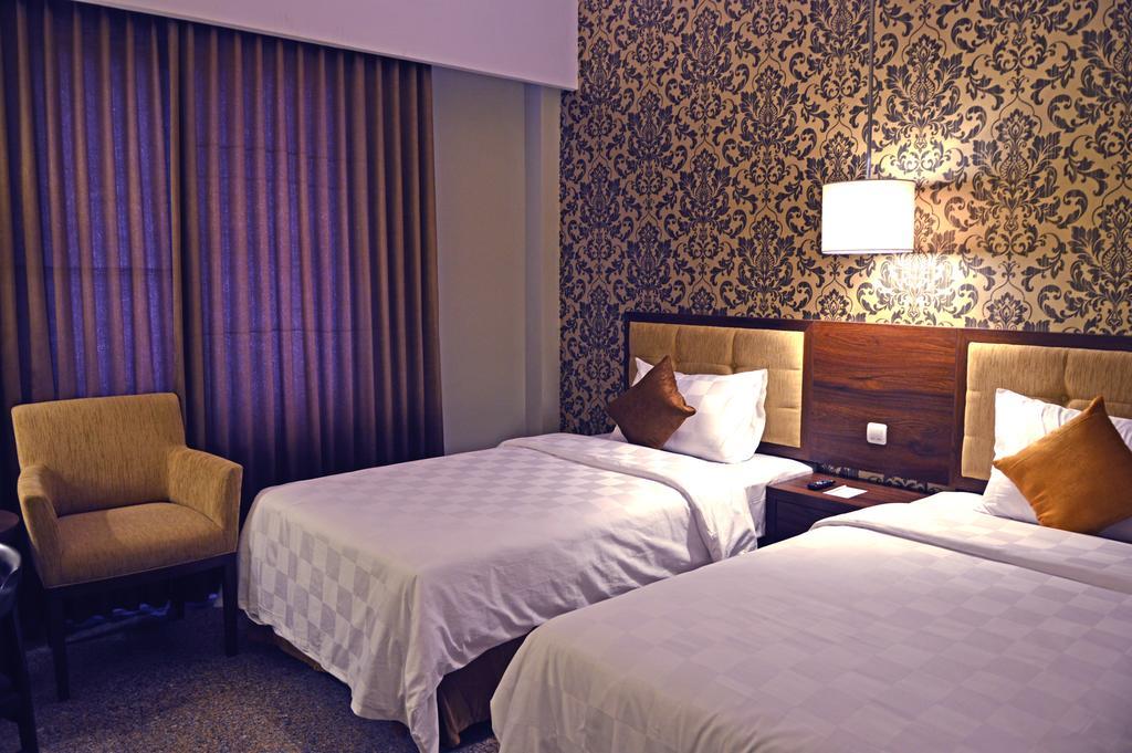 Hotel Safira Magelang Rum bild