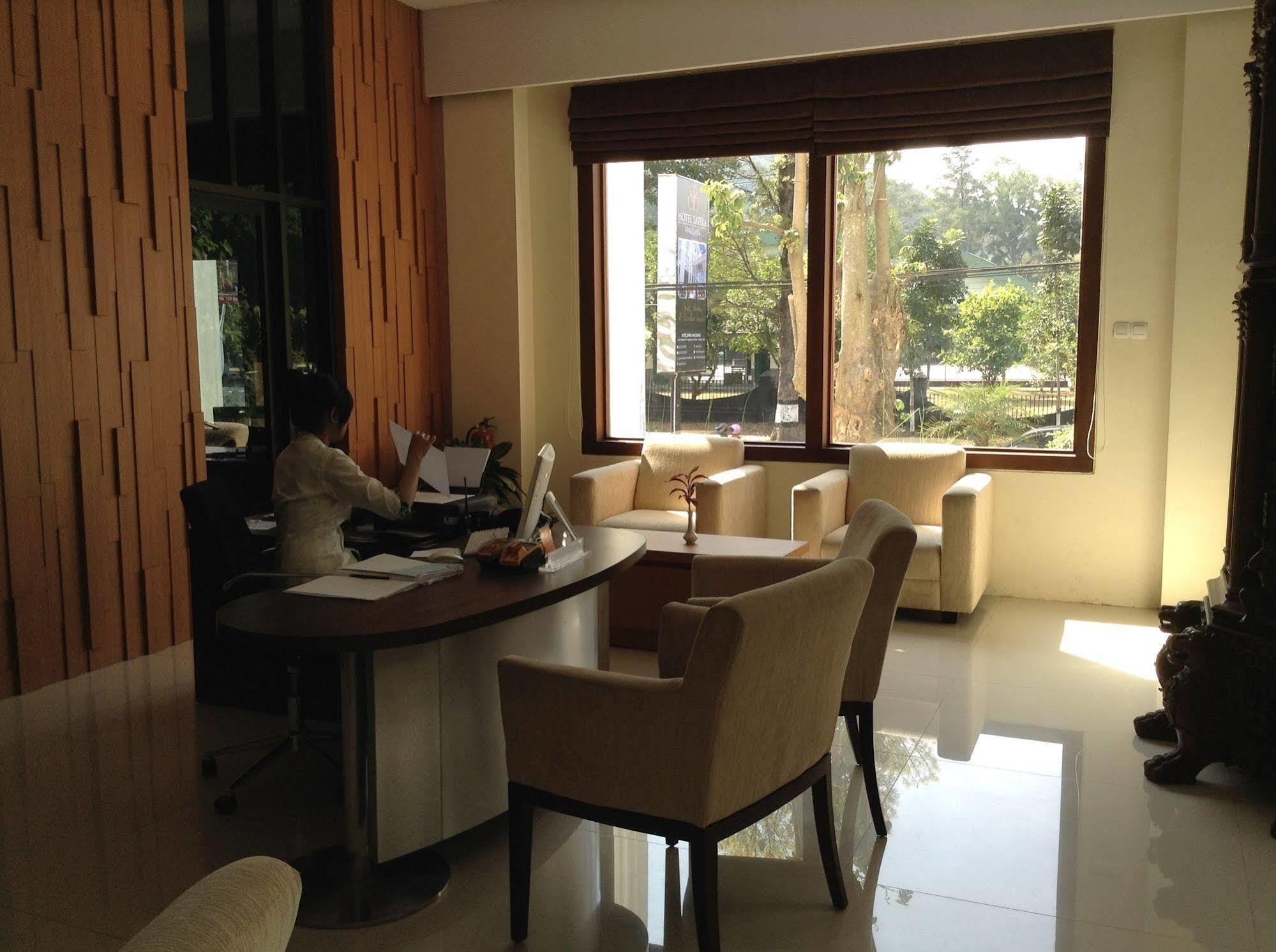 Hotel Safira Magelang Exteriör bild